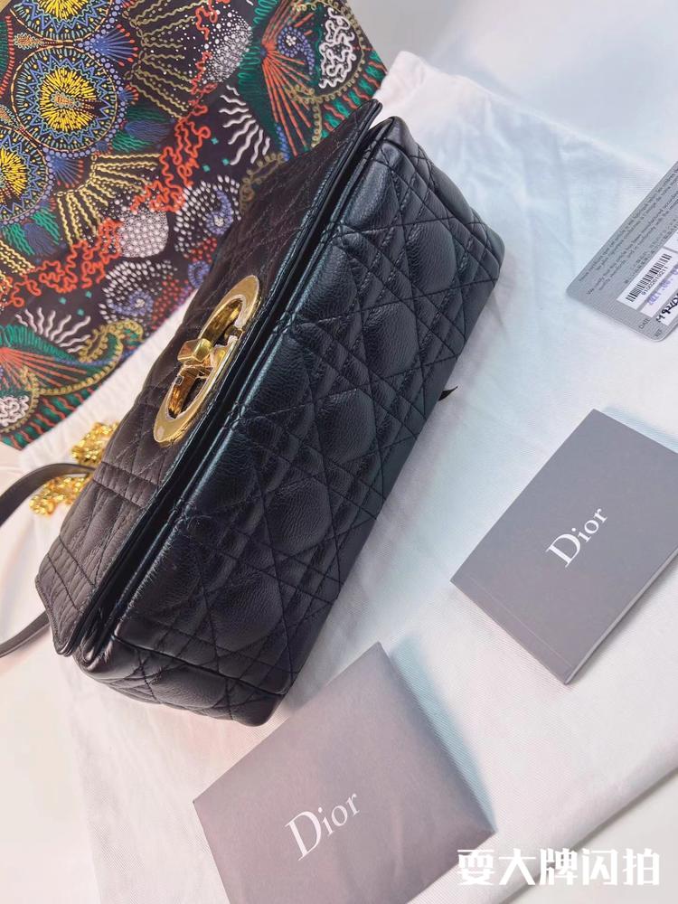 Chanel香奈儿 闲置品黑金Caro藤格纹中号链条包 Dior闲置品黑金Caro藤格纹中号链条包，经典CD扣非常亮眼，包身柔软的高级质感很有格调，上身气质惊艳。附件如图有卡   尺寸：26x15